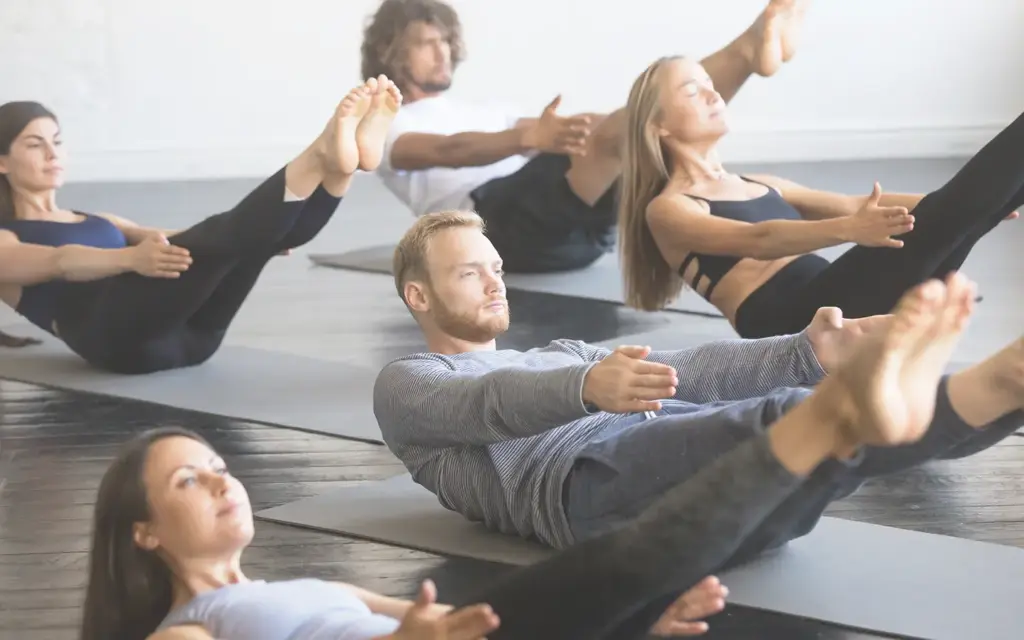 Gruppe beim Yoga Rückentraining